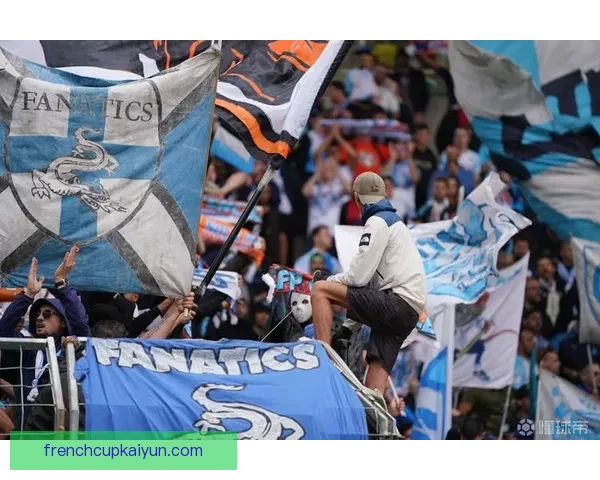 马赛主帅风格深受球迷喜爱，球队表现稳健逐渐提升竞争力