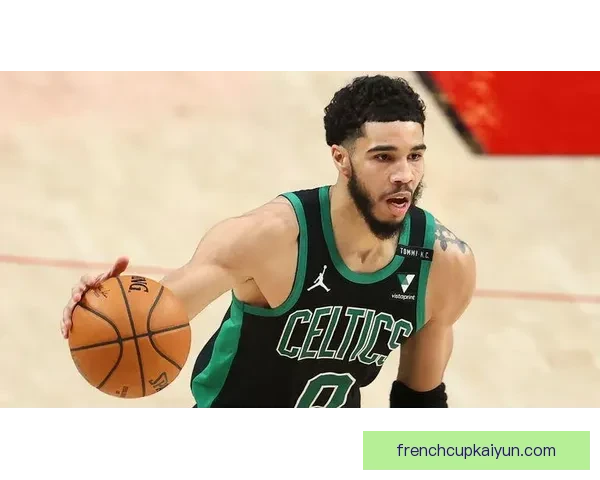 苏亚雷斯技术全面性引发专家关注，状态回暖备受期待